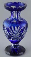 Ólomkristály kék kétrétegű váza, metszett, kis kopásnyomokkal, m: 22,5 cm