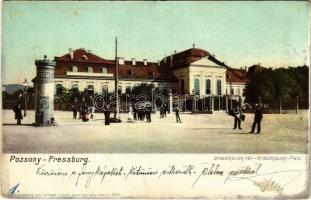 1902 Pozsony, Pressburg, Bratislava; Grásálkovich tér és palota, hirdetőoszlop. heliocolorkarte von Ottmar Zieher / Grasalkovicov palác / square and castle, advertising column (Rb)