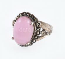 Ezüst(Ag) gyűrű rózsaszín kővel, jelzett, méret: 53, bruttó: 5,2 g