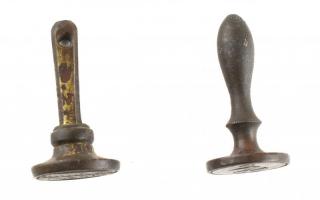 2 db feliratos és monogramos bronz pecsétnyomó 3 cm