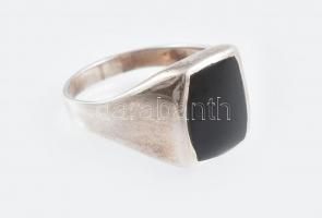 Ezüst(Ag) gyűrű fekete zománcozott díszítéssel, jelzett, méret: 63, bruttó: 9,3 g