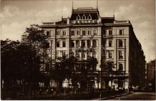 Budapest V. Carlton és Bristol szálloda, autók, Petőfi tér