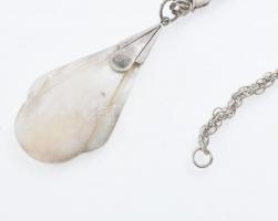 Ezüst (Ag) nyaklánc (gyöngyház medállal) és karkötő, jelzett, h:19,5-38cm, bruttó: 18,5g