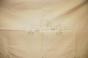 Kézzel hímzett mezőkövesdi terítő, teljesen új állapotban 150x240 cm-es méretben, drapp színben