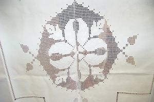 Erdélyi vágottas, kézi hímzésű terítő, új állapotban, 150x240 cm-es méretben