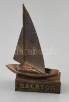 Balatoni bronz hajó asztali dísz, kopásnyomokkal, m:16cm