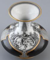 Jurcsák László által tervezett Hollóházi jelzett porcelán váza, kopásnyomokkal, m:16cm