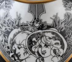 Jurcsák László által tervezett Hollóházi jelzett porcelán váza, kopásnyomokkal, m:16cm