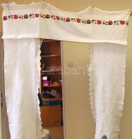 Eredeti erdélyi drapéria, kézi hímzéssel, népi motívumokkal új állapotban, 188x188 cm-es méretben