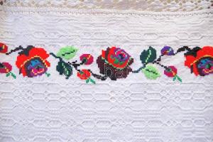 Eredeti erdélyi drapéria, kézi hímzéssel, népi motívumokkal új állapotban, 188x188 cm-es méretben