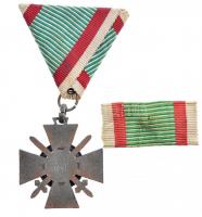 1942. "Tűzkereszt I. fokozata" oxidált hadifém kitüntetés mellszalaggal, szalagsávval T:2 ...