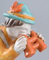 H. Ráhmer Mária (1911-1998): Cserkész fiú. Festett mázas kerámia, jelzett, kopásokkal, kalapján a to...