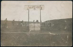 1916 Kalapos kert - híradós egység konyhakertészete, fotó, hátoldalon szöveggel, jó állapotban, 8,5×13,5 cm