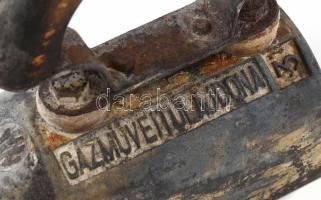 Weiss Manfréd Acél- és Fémművek vasaló, masszív öntöttvas, fa fogóval, "Budapest Szfv. Gázművei...