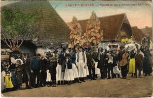 1916 Bánffyhunyad, Huedin; Ajándékvivés a lakodalmas házhoz, Jamberger férfi szabó üzlete / Transylvanian folklore, bringing gifts to the wedding, tailors shop (EB)