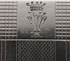Ezüst (Ag) monogramos tok, benne zsebtükörrel. Jelzett, belső felén kopásnyomokkal, karcolásokkal, a...