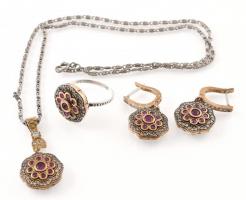 Aranyozott ezüst(Ag) ékszerszett: nyaklánc függővel, gyűrű (méret: 58), fülbevalópár, jelzett, brutt...