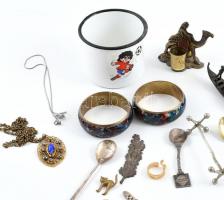 30 db fém ékszer, dísztárgy és bögre, több érdekes darabbal