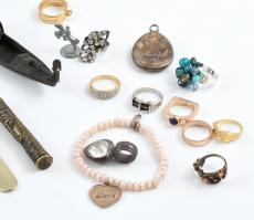 30 db fém ékszer, dísztárgy és bögre, több érdekes darabbal