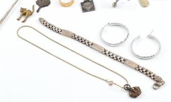 30 db fém ékszer, dísztárgy és bögre, több érdekes darabbal