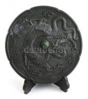 Kínai sárkányt ábárzoló bronz dísztál, fa tartóval, jelzett, d: 22 cm