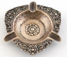 Ezüst (Ag) ornamentikus díszítésű hamutál, jelzett, d: 12 cm, nettó: 77 g