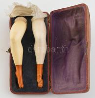 Női lábat fomármázó cigaretta szipka készlet két darab csont szipka, borostyán szopókával, bőr borítású dobozban, sérüléssel