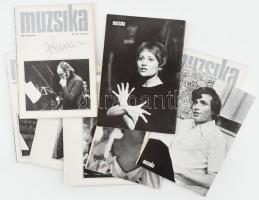 1977 A Muzsika teljes évfolyama 30-40 aláírással énekesektől, zeneszerzőktől: José Carreras, Lamberto Gardelli, Molnár Antal, Gergpr Jószef, Maurice André. Ránki Dezső és még sokan mások.