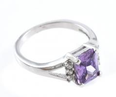 Ezüst(Ag) gyűrű lila kővel, jelzett, méret: 52, bruttó: 2,9 g
