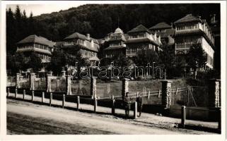 Szováta-fürdő, Baile Sovata; Bírák villája, magyar katonák. Körtesi Károly fényképész felvétele és kiadása / villa, Hungarian soldiers