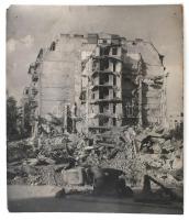 1945 Budapest a tragikus sorsú Regent palota romjai a Mechwart ligetnél. Óriás méretű fotó, kartonon, kisebb sérülésekkel. 50x60 cm