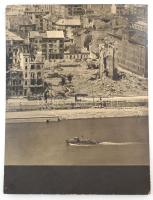 1945 Budapest Bem rakpart a Pont-ház helye ahol egy lőszert szállító szerelvény robbant fel. Óriás méretű fotó, kartonon, kisebb sérülésekkel. 50x60 cm
