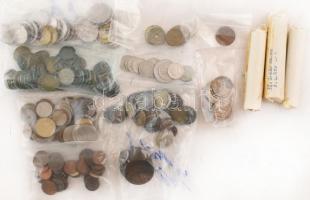 Közepes doboznyi vegyes külföldi és magyar érmetétel + egy közepes méretű pénzeszsák, az érmék közöt...
