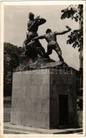 Budapest V. Volt 1. honvéd és 1. népfölkelők gyalogezredének emlékműve a Fővám téren. Márton Ferenc és Siklódy Lőrinc alkotása, Hölzel Gyula felvétele (fa)