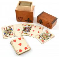 Fa kártyatartó doboz, benne 2 pakli régebbi franciakártyával, 11,5x9x5,5 cm