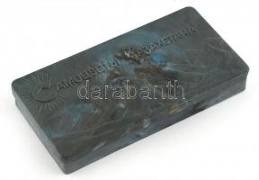 Kazahsztán ásványai, 10 db-os csiszolt ásvány-gyűjtemény eredeti dobozában, feliratozva, a doboz fed...