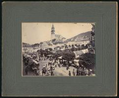 cca 1910 Körmöcbánya (Kremnica, Felvidék), piac, háttérben a Szent Katalin vártemplom 8x11 cm fotó, paszpartuban, feliratozva, karton mérete 14x17 cm