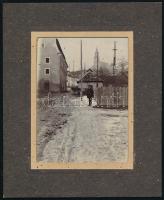 cca 1910 Körmöcbánya, (kremnica, Felvidék) utcarészlet, háttérben a Szent Katalin vártemplom 8x11 cm fotó, paszpartuban, feliratozva, karton mérete 14x17 cm