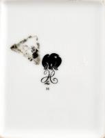 Hollóházi Szász Endre által tervezett bonbonniere. Matricás, jelzett, kopásnyomokkal. 9x7,5 cm