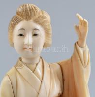 Gésa, faragott csont figura, fa talapzaton, m: 17 cm