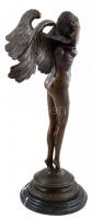 Jelzés nélkül: Női akt angyalszárnyakkal. Öntött, patinázott bronz, márvány talapzaton, lábánál javí...