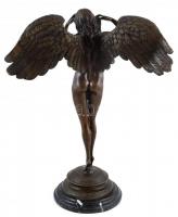 Jelzés nélkül: Női akt angyalszárnyakkal. Öntött, patinázott bronz, márvány talapzaton, lábánál javí...