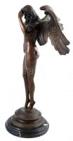 Jelzés nélkül: Női akt angyalszárnyakkal. Öntött, patinázott bronz, márvány talapzaton, lábánál javí...