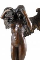 Jelzés nélkül: Női akt angyalszárnyakkal. Öntött, patinázott bronz, márvány talapzaton, lábánál javí...