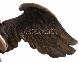 Jelzés nélkül: Női akt angyalszárnyakkal. Öntött, patinázott bronz, márvány talapzaton, lábánál javí...