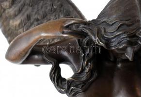 Jelzés nélkül: Női akt angyalszárnyakkal. Öntött, patinázott bronz, márvány talapzaton, lábánál javí...