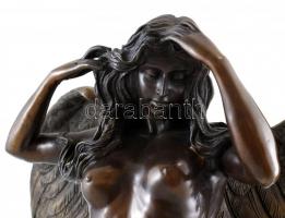 Jelzés nélkül: Női akt angyalszárnyakkal. Öntött, patinázott bronz, márvány talapzaton, lábánál javí...