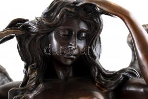 Jelzés nélkül: Női akt angyalszárnyakkal. Öntött, patinázott bronz, márvány talapzaton, lábánál javí...