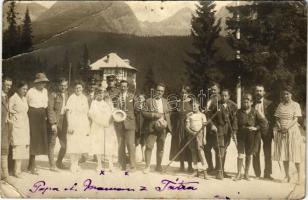 Tátra, Magas-Tátra, Vysoké Tatry; turista csoport / group of tourists. photo (lyukak / pinholes)