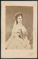 1867 Wittelsbach Erzsébet (Sisi, 1837-1898) magyar királyné, osztrák császárné keményhátú fotója magyar királynői ruhában, koronával, 8×5 cm